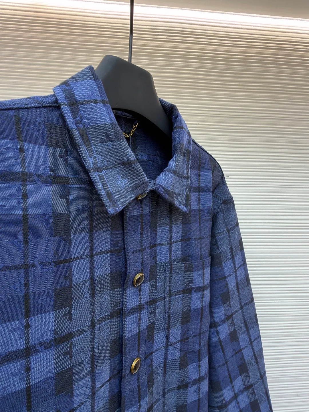 LOUIS VUITTON plaid denim jacket-style shirt ●Original version: 23479 purchase and development ●Item number: 1682070-B40 ●Material: cotton fabric ●Technology: jacquard production ●Color: blue ●Version: fitted version ●Weight: about 2070 grams ●Size: S-M-L-XL ●Description: This denim jacket-style shirt adopts dark and light tones to highlight Monogram and the elegant strokes of plaid jacquard. Interior and exterior chest pockets add a touch of style, and an embossed leather label sits at the back. Regular fit 85% cotton, 15% polyester, logo jacquard Shirt collar Pearlescent buttons. Patch pocket on chest, interior pocket on right side, side pockets. Logo patch on rear. The overall wiring is straight and delicate, the fabric is comfortable and soft, and the color is consistent without color difference. It can be matched with the same style to create a fashionable look and control various occasions. Customized accessories, complete with three standards, same style for men and women!